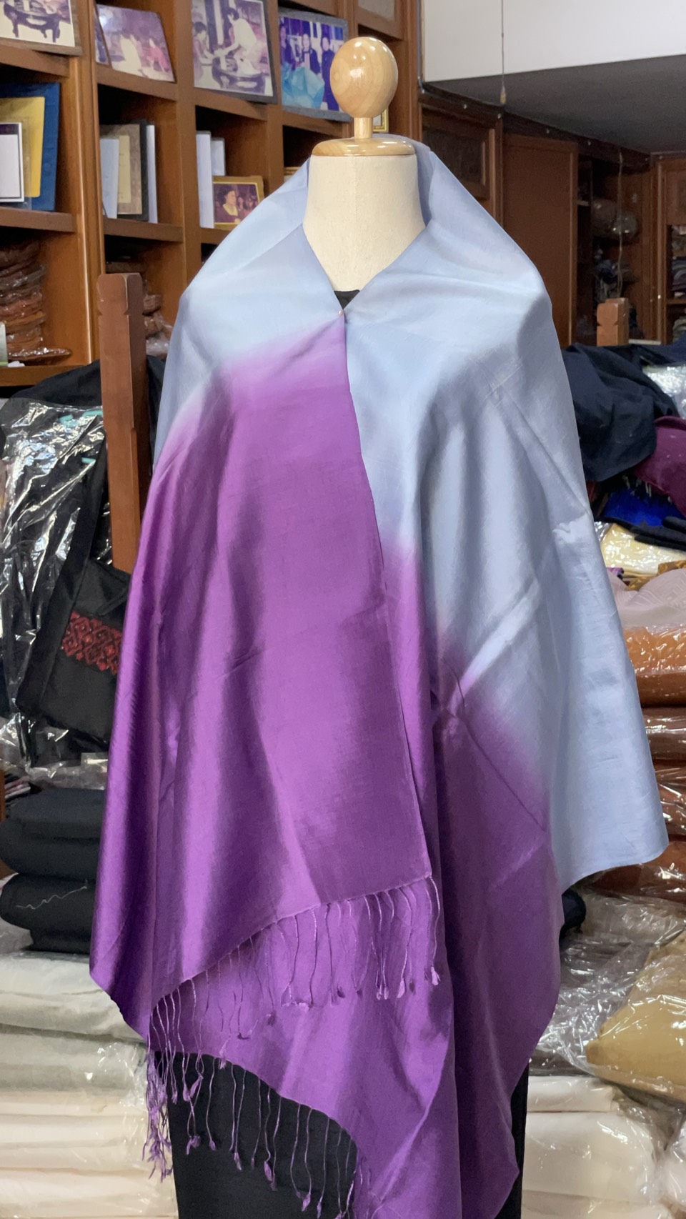 ผ้าคลุมไหล่ผ้าไหม สไลด์สี เนื้อเรียบ ขนาด 60x200ซม. สีเทา-สีม่วง รหัส ZYE-AA-1114681