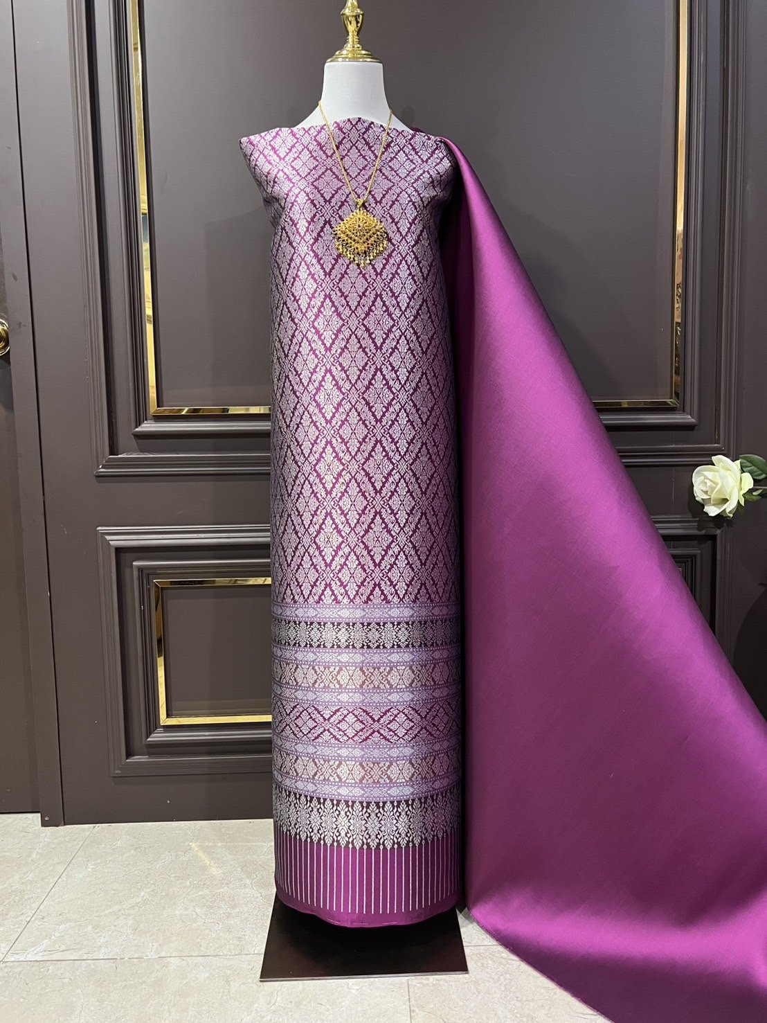 (ผ้าชุด)ผ้าไหมยกดอกลำพูน เกาะเชิงดิ้นเงิน ขนาด 1.02x4.35เมตร ลายพระราชสำนัก พื้นสีชมพูบานเย็น รหัส N90-29-TR0480