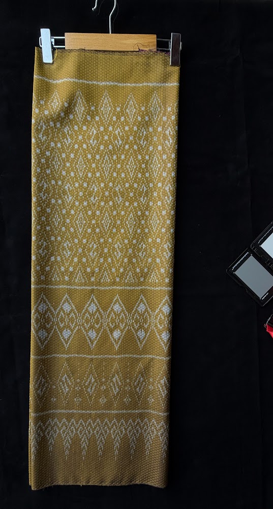 ซิ่น ผ้าไหมมัดหมี่ ทอยกดอก 6ตะกอ ขนาด 1x2 เมตร ลายนารีรัตนราชกัญญา สีเหลืองทองหม่น รหัส PCS-NY-11226813