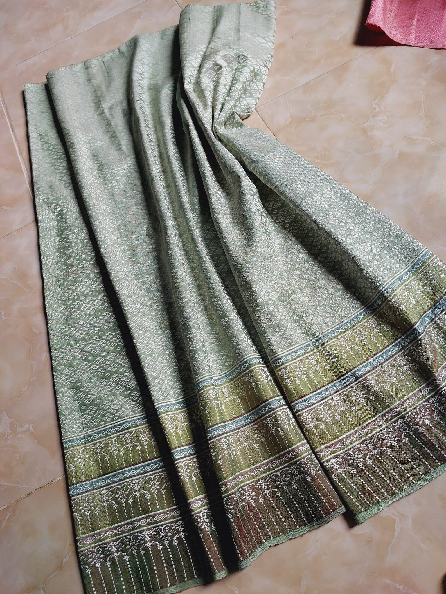 ซิ่นขิดไหม ต่อหัว ต่อเชิง ย้อมสีธรรมชาติ ขนาด1x2เมตร ลายดาวล้อมเดือน สีเขียวเทา รหัส R4F-73-051968