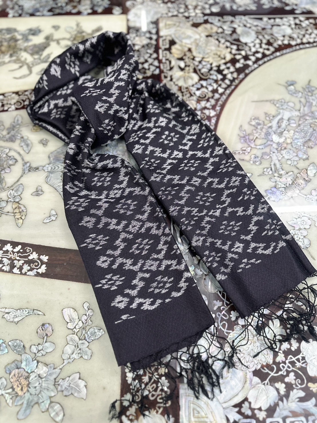 ผ้าคลุมไหล่ผ้าไหม มัดหมี่ ไหมแท้ มีชายครุย ขนาด 50x180ซม. สีดำ รหัส L4B-ST-253