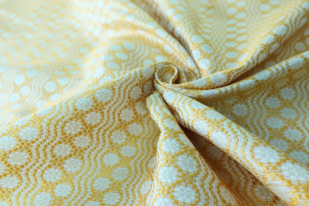 ผ้าไหมยกขิด ลายดอกมะลิ สีพื้น ไหมแท้ สีเหลืองครีม ตัดขายเป็นเมตร รหัส B-คุณพ่อชาดร ต.แกใหญ่