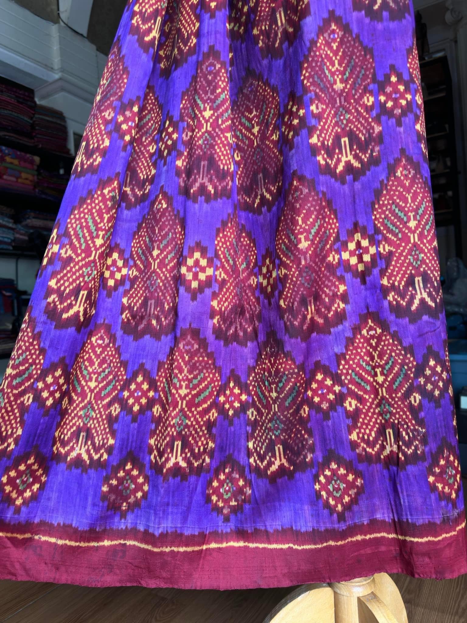 ซิ่น ไหมมัดหมี่รุ่นพิเศษ งานทอ 3ตะกอ ขนาด 115x160ซม สีน้ำเงิน รหัส N9-SIL-JA3