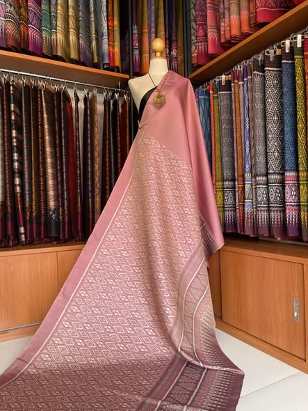 (ผ้าชุด)ผ้าไหมมัดหมี่สุรินทร์ ขนาด 1x4 เมตร (ผ้าลาย 2เมตร+สีพื้น 2เมตร) พื้นสีชมพู รหัส L8A-MD-1120683