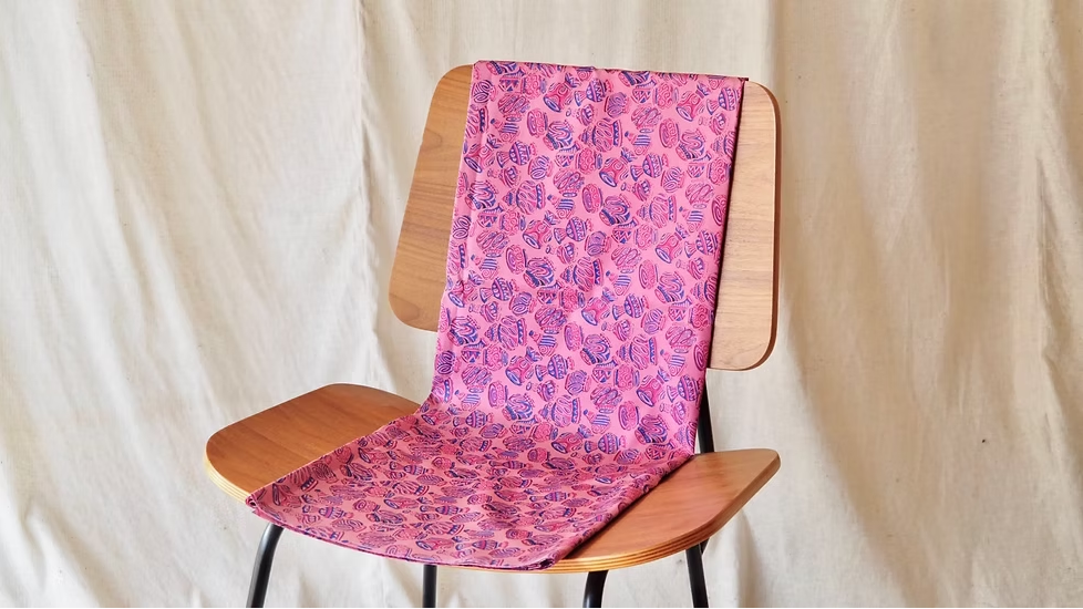 ผ้าไหมพิมพ์ลาย 2เส้น เนื้อเรียบ (ราคาต่อหลา) พื้นสีชมพู รหัส A4-CT-103502