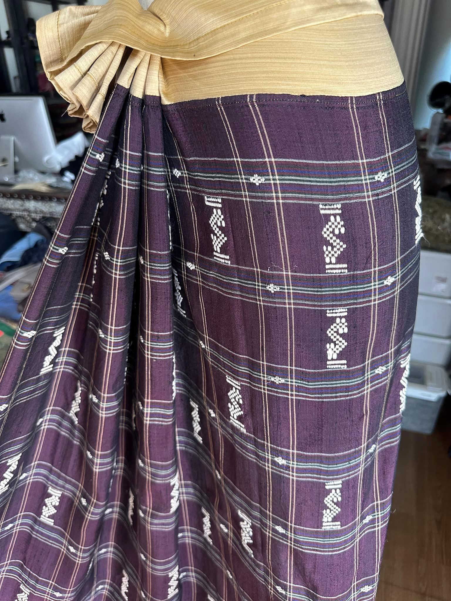 โสร่ง ไหมบ้าน ย้อมสีธรรมชาติ ขนาด 113x200ซม พื้นสีน้ำตาลอมม่วง รหัส N9-SIL-VR2