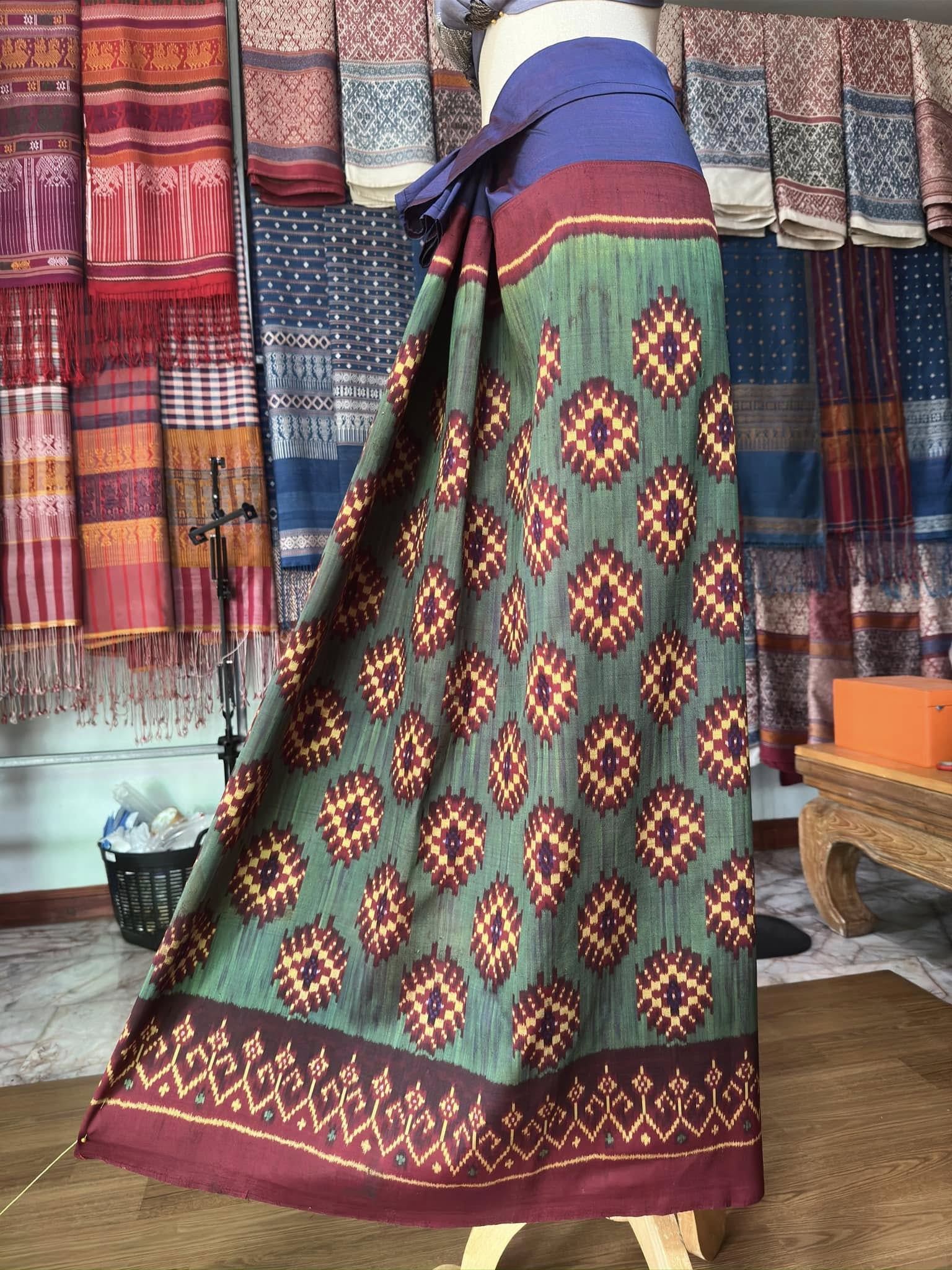 ซิ่น พระตะบอง ผ้าจามทอสามตะกอ ขนาด 115x155ซม พื้นสีน้ำเงินเขียว รหัส N9-SIL-AJ2
