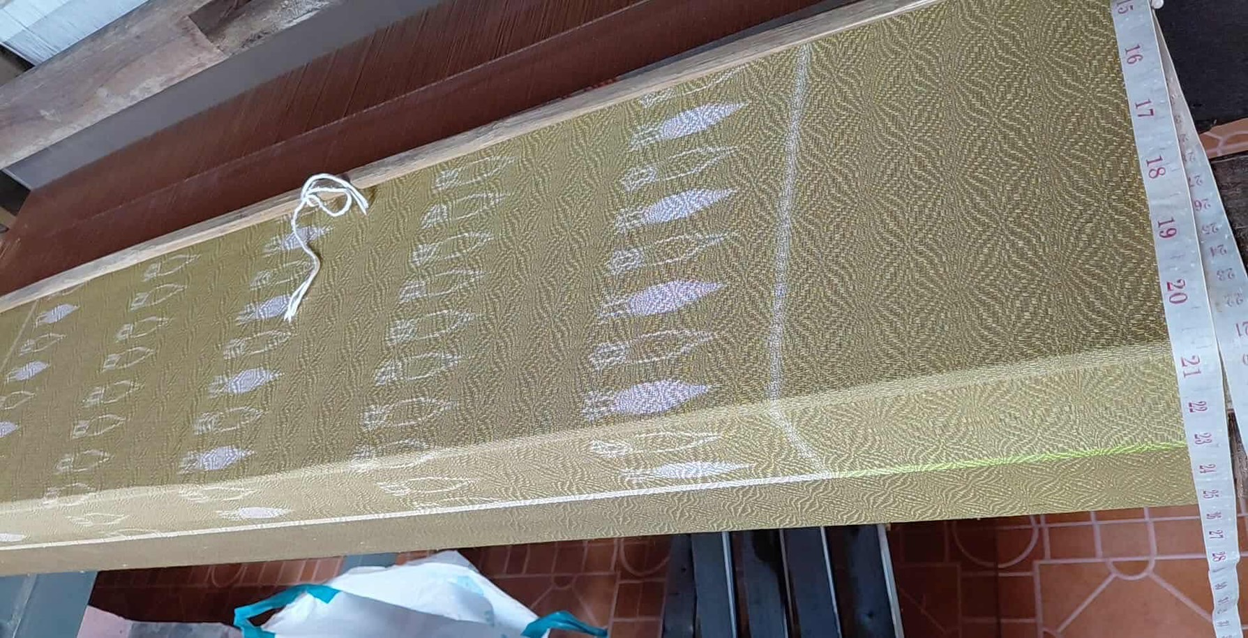 ผ้าพันคอไหมมัดหมี่ สีธรรมชาติ ทรงสี่เหลี่ยมจัตุรัส ทอยกดอกลีลาวดี ขนาด 100x100ซม.(พร้อมกล่อง) ลายผักกาดหวาน สีเขียว รหัส ZTG-ME-0808681