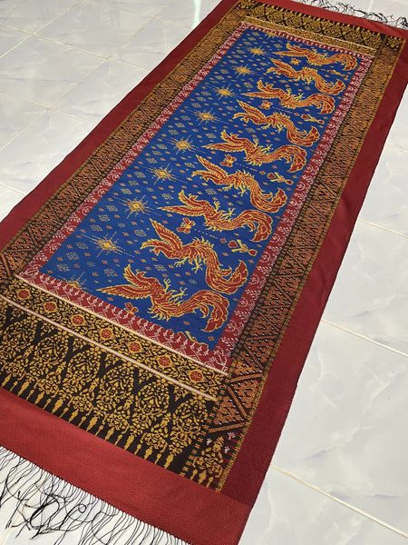 ซิ่น ผ้าไหมมัดหมี่ทอยกดอก 6ตะกอ ขนาด 1x2เมตร ลายหงส์ฟ้า มีหน้านางชายครุย สีฟ้า รหัส M2A-RT-0729671133