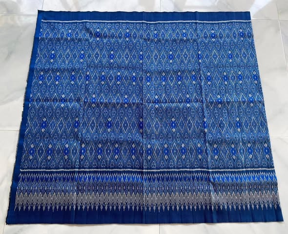 ซิ่น ผ้าไหมมัดหมี่ ทอยกดอกลูกแก้ว ขนาด 1x2เมตร ลายมะเขือ พื้นสีน้ำเงิน รหัส L9A-30-1031683