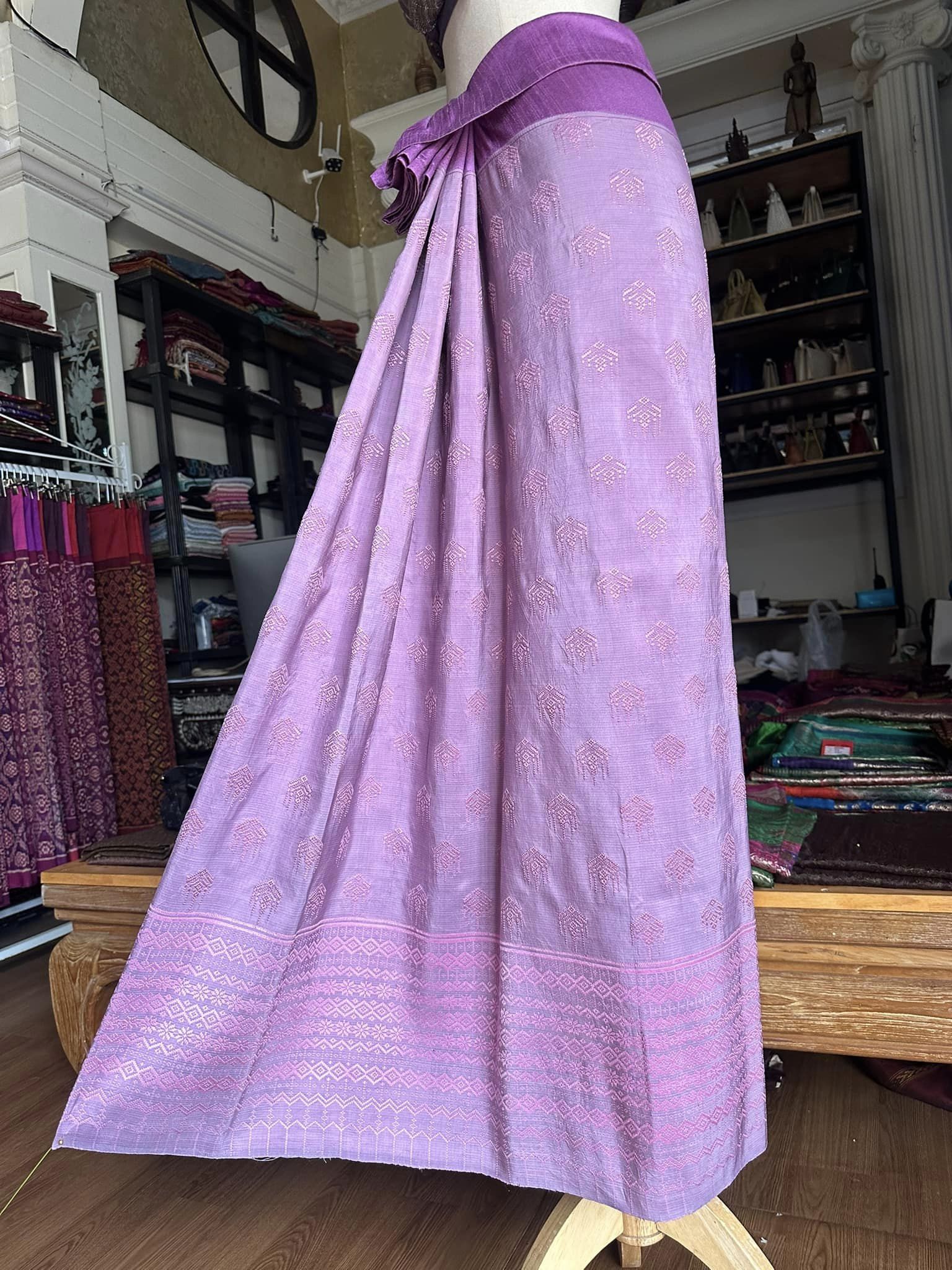 ซิ่น ผ้าซิ่นอัญญานาง ไหมบ้านทอมือ สีธรรมชาติ ขนาด 118x180ซม ลายบัวสวรรค์ พื้นสีม่วง รหัส N9-SIL0530662