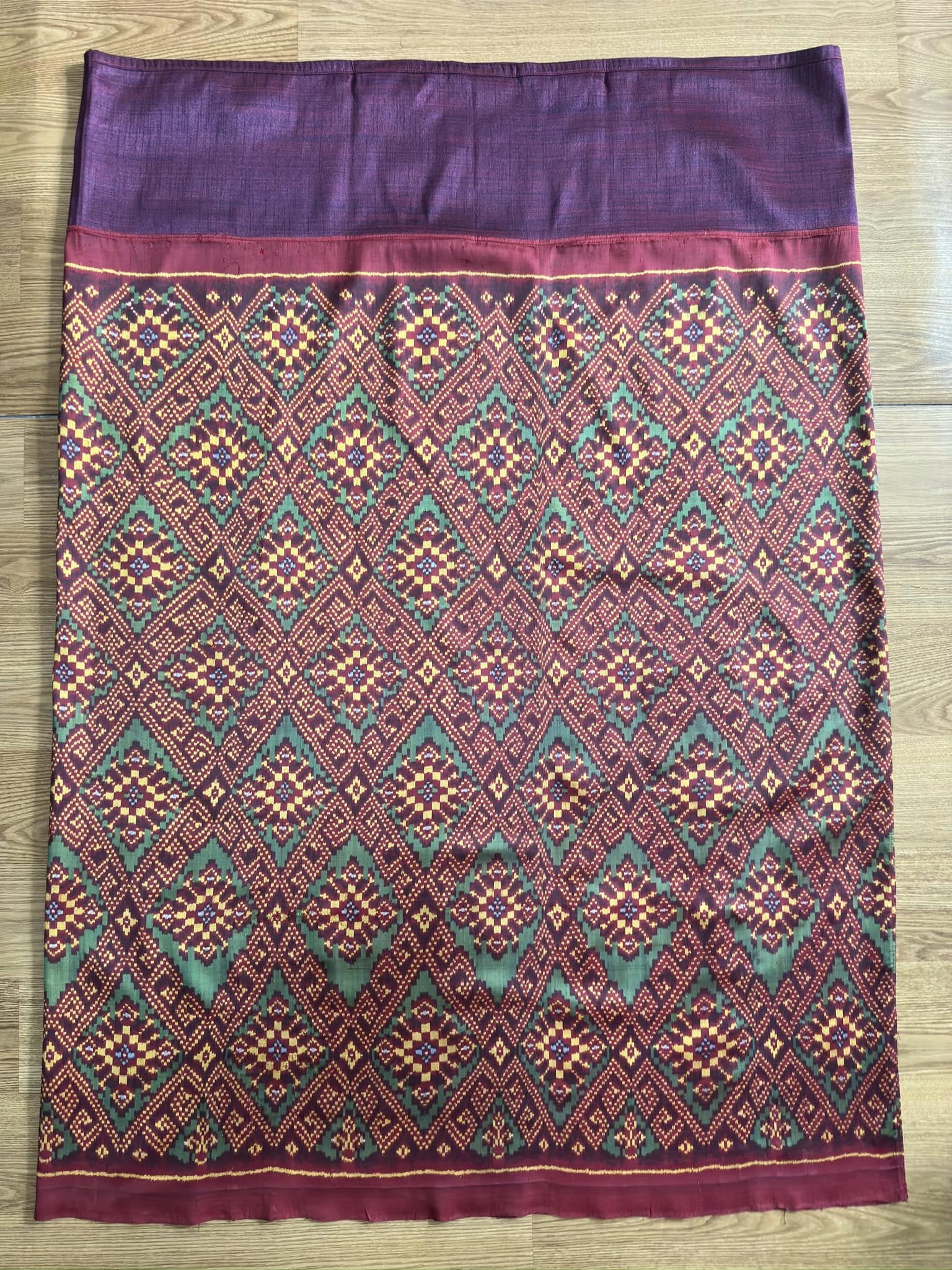 ซิ่น พระตะบอง ผ้าจามทอสามตะกอ ขนาด 115x165ซม พื้นสีม่วงแดง รหัส N9-SIL-AJ5