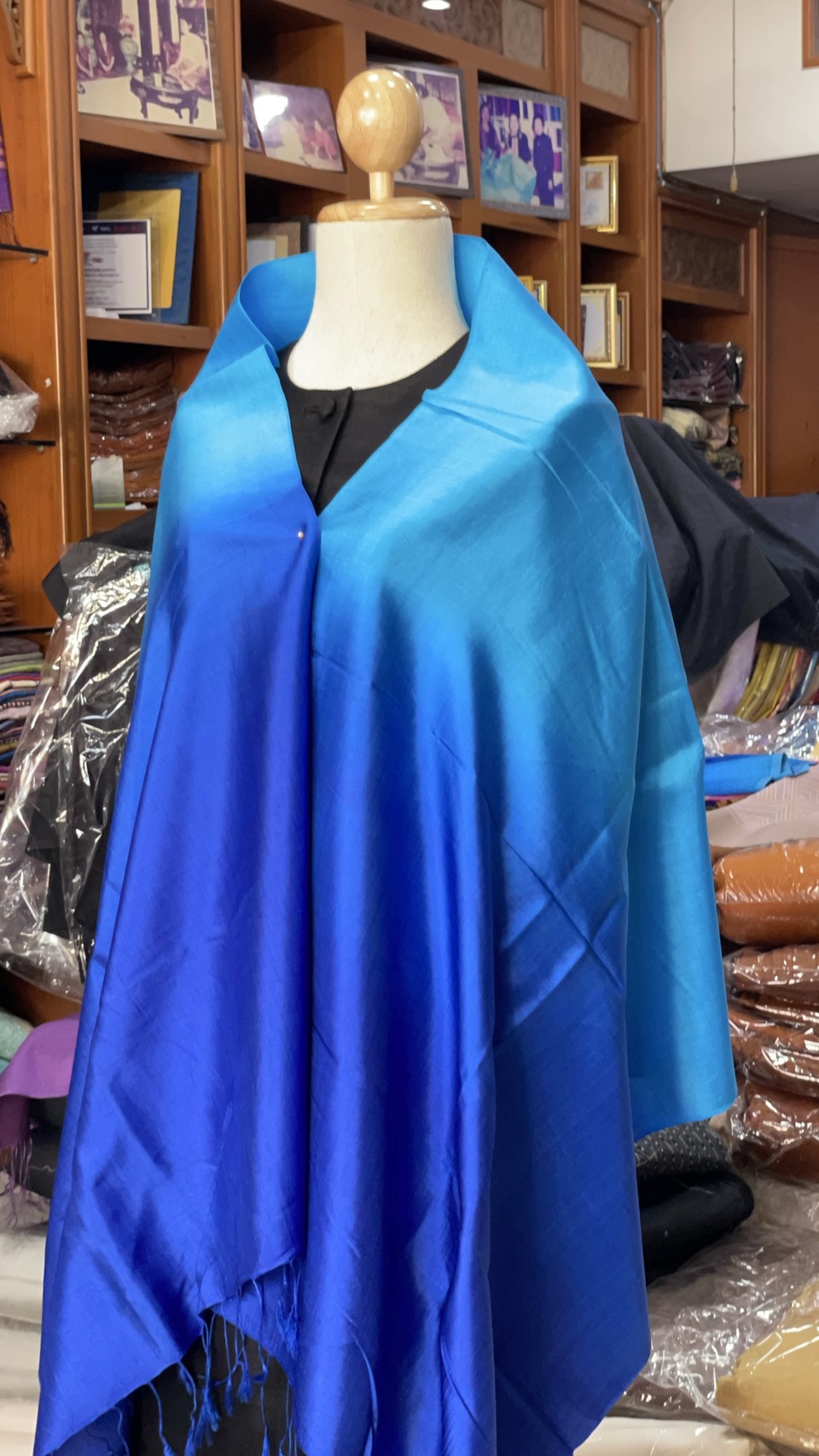 ผ้าคลุมไหล่ผ้าไหม สไลด์สี เนื้อเรียบ ขนาด 60x200ซม. สีฟ้า-สีน้ำเงิน รหัส ZYE-AA-1114680