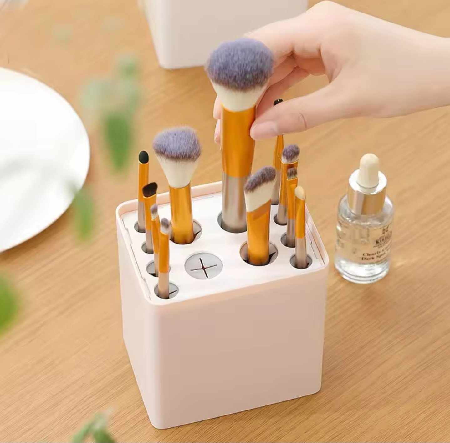 กล่องใส่แปรงแต่งหน้า ใส่พู่กัน จัดเก็บอุปกรณ์เสริมสวย มีฝาปิดกันฝุ่น 16ช่อง