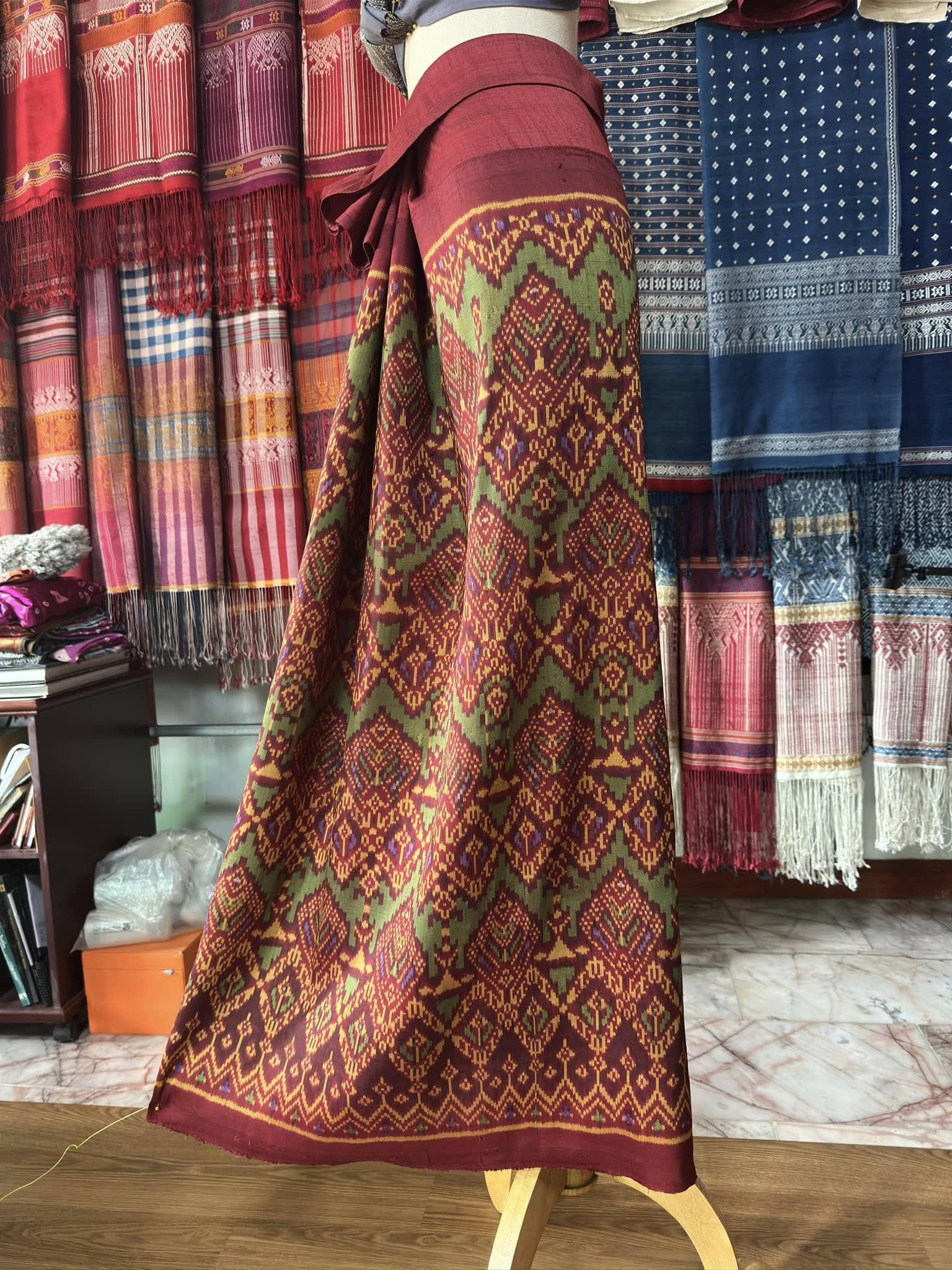 ซิ่น พระตะบอง ผ้าจามทอสามตะกอ ขนาด 118x150ซม พื้นสีแดง รหัส N9-SIL-AJ18