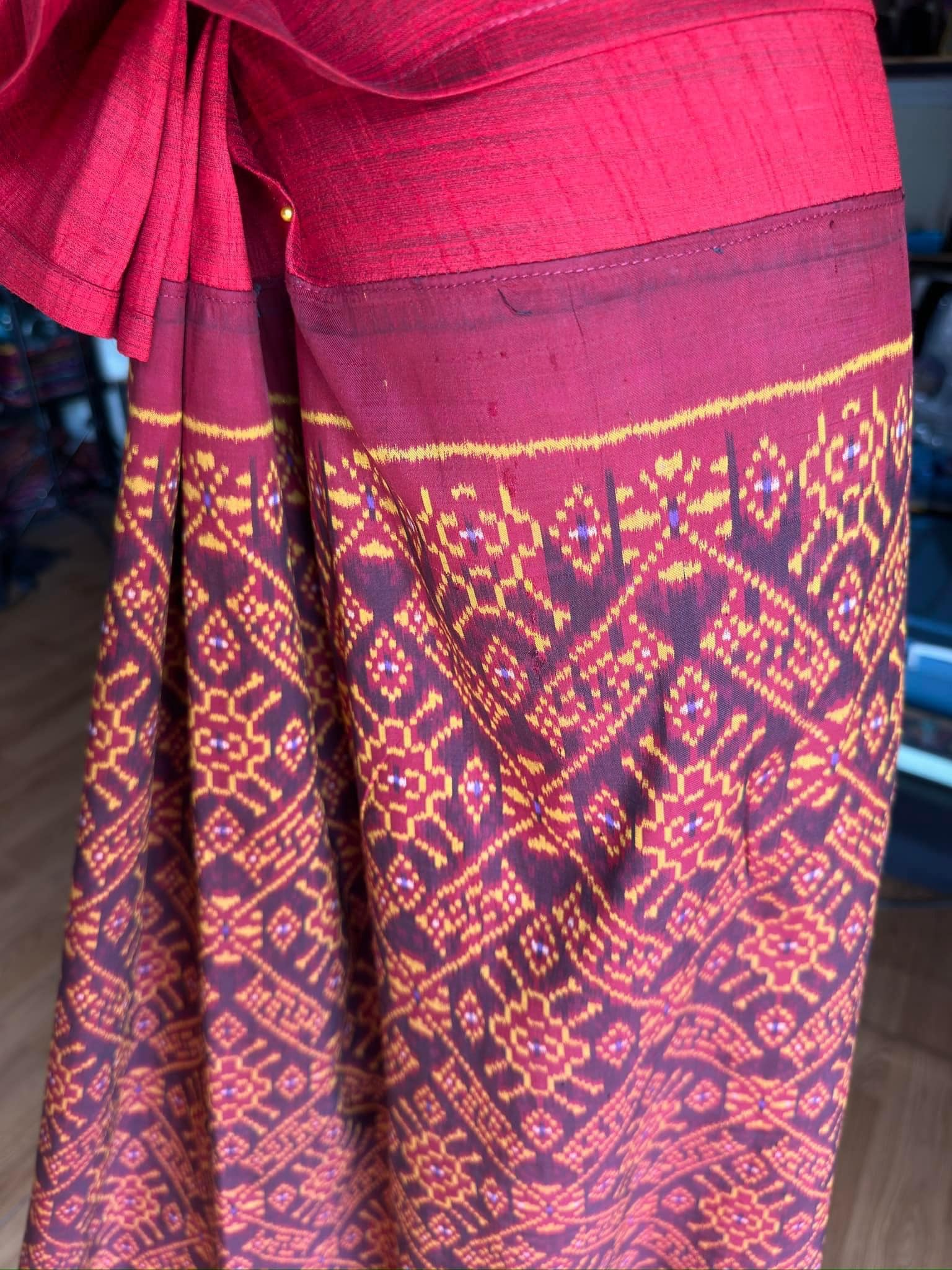 ซิ่น ไหมมัดหมี่รุ่นพิเศษ งานทอ 3ตะกอ ขนาด117x165ซม พื้นสีแดง รหัส N9-SIL-JA9