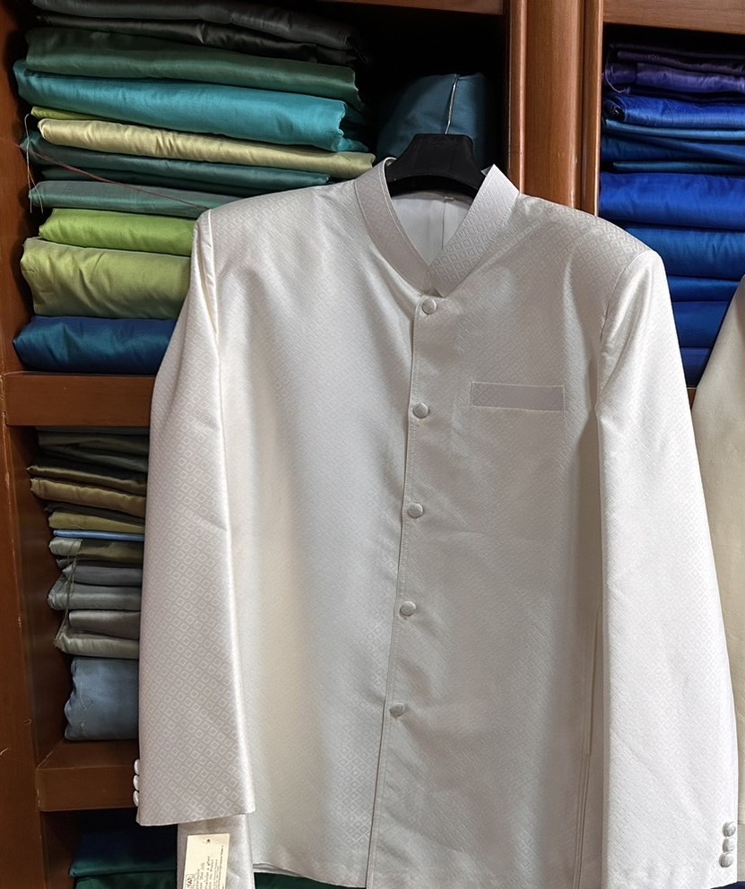 เสื้อสูทไหมคอพระราชทาน แขนยาว เนื้อยกดอก ไหมแท้ สีขาวครีม ไซส์ XXLรหัส DM-AA-1127671