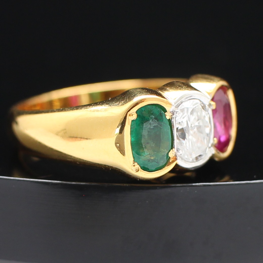 RG250142 แหวนเพชรทรงไข่ บ่าข้าง มรกตและทับทิม เพชรแท้ 0.49 กะรัต ทองแท้ 90% นน.รวม 6.8 กรัม ขนาดแหวน 56