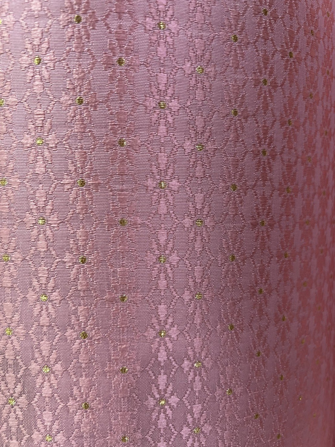 (ผ้าชุด)ผ้าไหมยกดอกลำพูน เกาะเชิงดิ้นทอง ขนาด 1.01x4.36เมตร ลายพิกุลล้อมกรอบ พื้นสีชมพูหวาน รหัส N90-29-TR0555