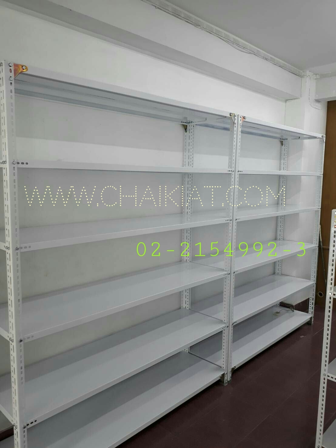 ชั้นเหล็กฉากเสาใหญ่วางของพื้นปูแผ่นเหล็ก