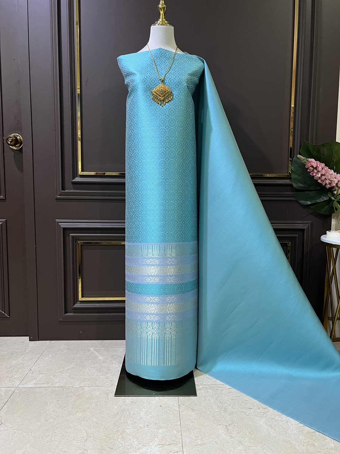 (ผ้าชุด)ผ้าไหมยกดอกลำพูน เกาะเชิงดิ้นเงิน ขนาด 1.02x4.47เมตร พื้นสีฟ้าเทอร์ควอยซ์ รหัส N90-29-TR0427