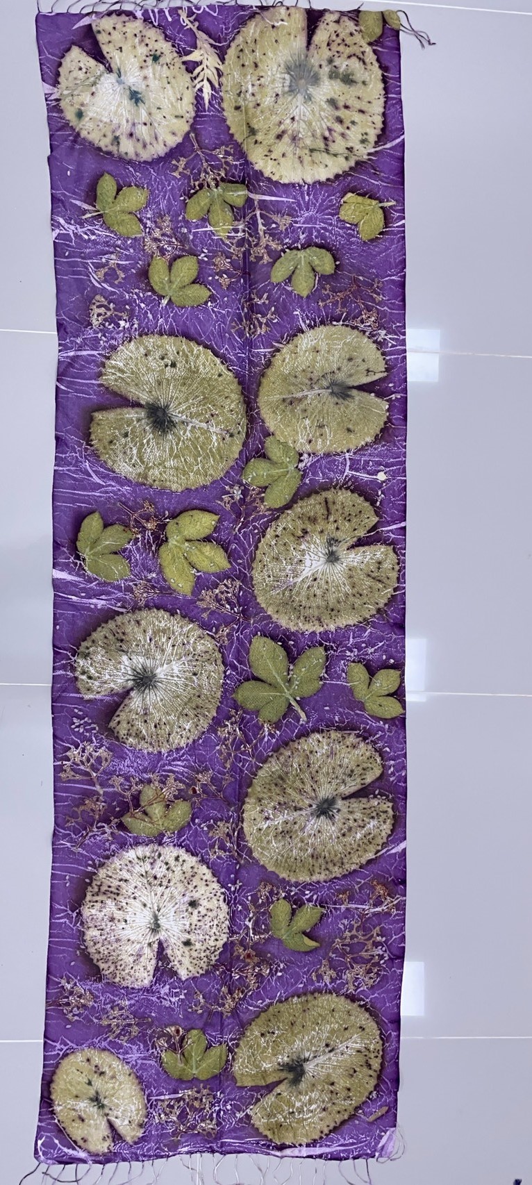 ผ้าคลุมไหล่ผ้าไหม Eco print เนื้อยกดอก มีชายครุย ขนาด 60x180ซม. สีม่วง รหัส ECO-82-1114684