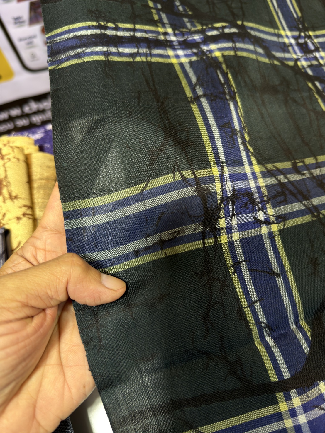 ผ้าไหมทอมือบาติก สีเขียวขี้ม้าเข้ม ราคาต่อเมตร รหัส A11-Kaya-1204683