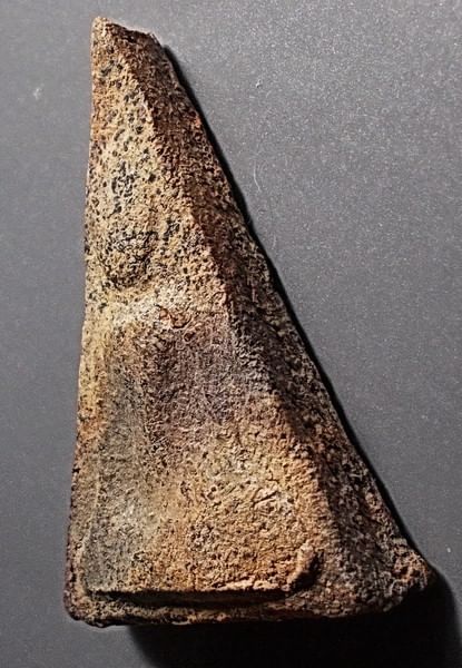 พระนางพญาหลังยันต์ หลวงพ่อแดง วัดเขาบันไดอิฐ เนื้อดินเผา ปี 2513