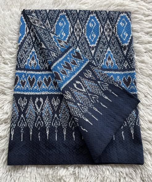 ซิ่น ผ้าไหมมัดหมี่ ทอยกดอกลูกแก้ว ขนาด 1x2เมตร ลายสิริวชิราภรณ์ พื้นสีน้ำเงินกรม รหัส L9A-30-1031681