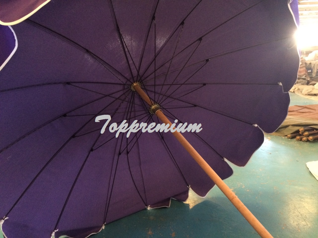 ร่มสนาม 42 นิ้ว 16 ก้าน ผ้าซาติน แกนไม้