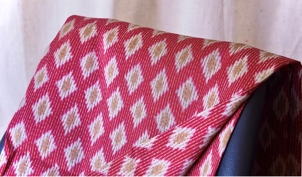 ซิ่น ผ้าไหมมัดหมี่ ไหมบ้าน ขนาด 1x2หลา พื้นสีแดง รหัส CISP-CT-102582