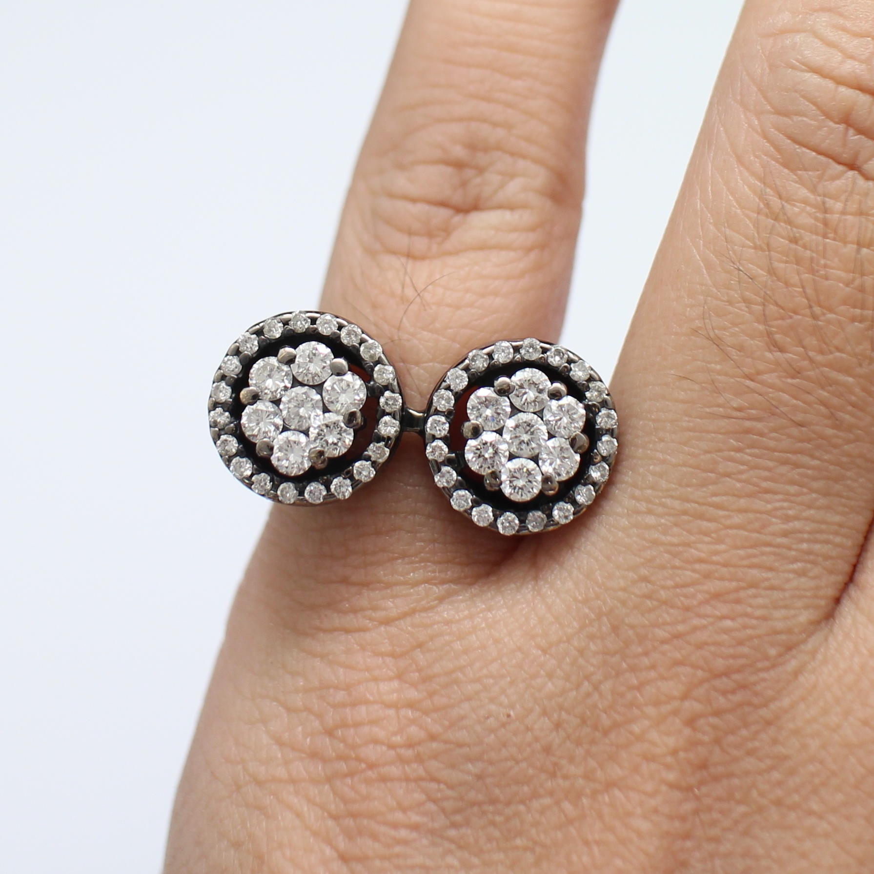 RG250109 แหวนเพชรกรจุกหัวชน เพชรแท้ 12 เม็ด 0.60 กะรัต และ 40 เม็ด 0.40 กะรัต ,160 เม็ด 1.20 กะรัต ทองแท้ 9k ชุบดำ นน.รวม 8.6 กรัม ขนาดแหวน 48 งานสวย คลาสสิค