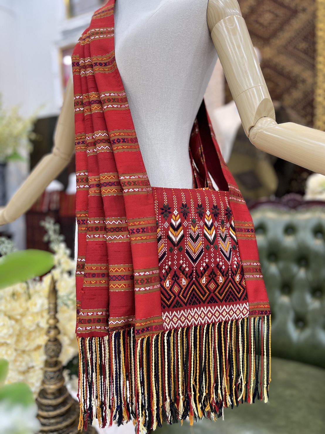 ย่าม ไหมแพรวา ขนาด 9x10นิ้ว คละลาย พื้นสีแดง รหัส GLC-BM08046614194