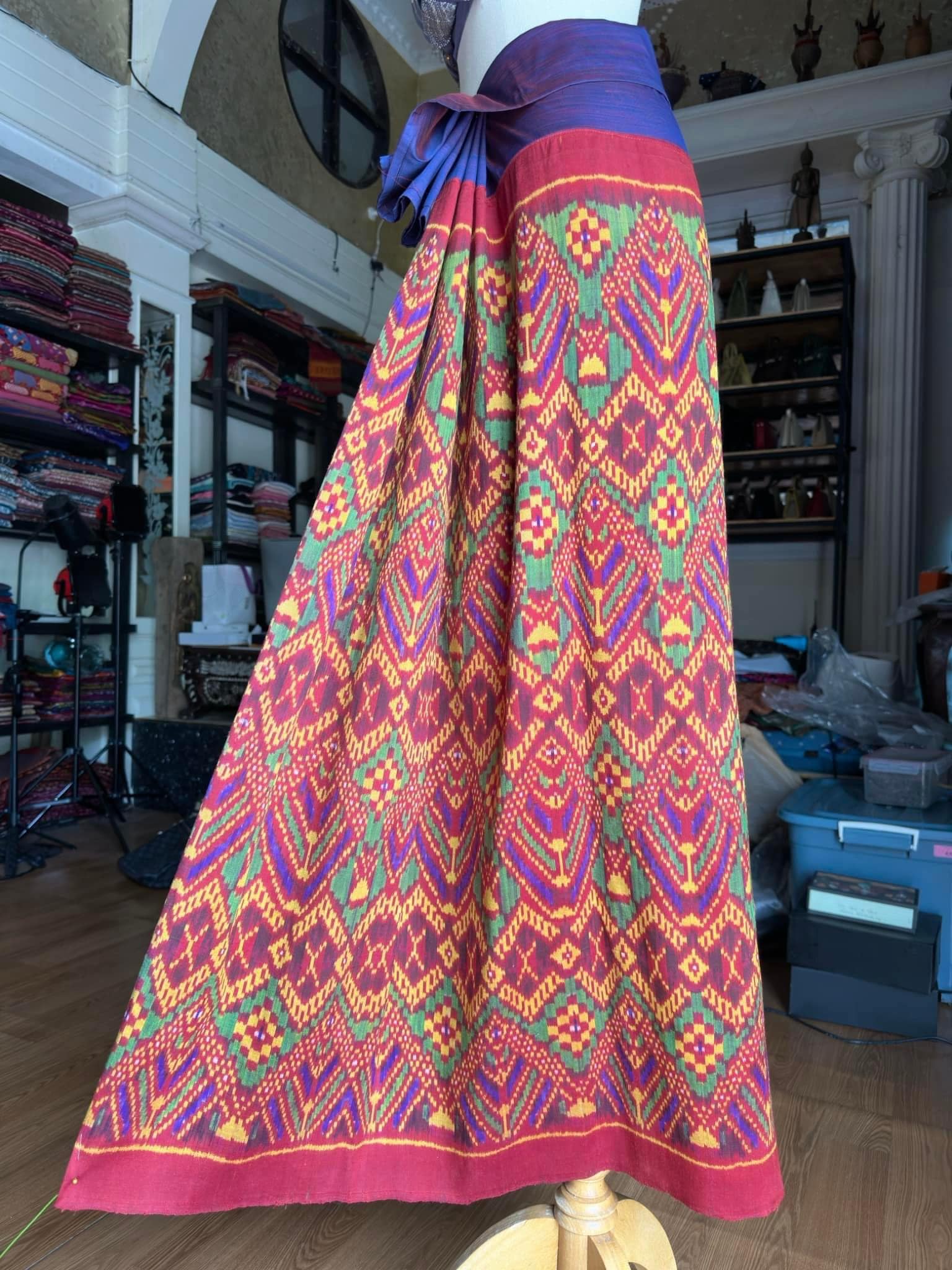 ซิ่น ไหมมัดหมี่รุ่นพิเศษ งานทอ 3ตะกอ ขนาด 118x170ซม สีน้ำเงิน รหัส N9-SIL-JA1