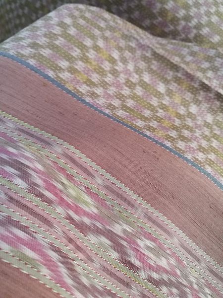 ซิ่น มัดหมี่ 3ตะกอ สีธรรมชาติ ขนาด 1x2เมตร ชายครุยสอดหางกระรอก พื้นสีชมพูกะปิ รหัส M3P-NY0505661