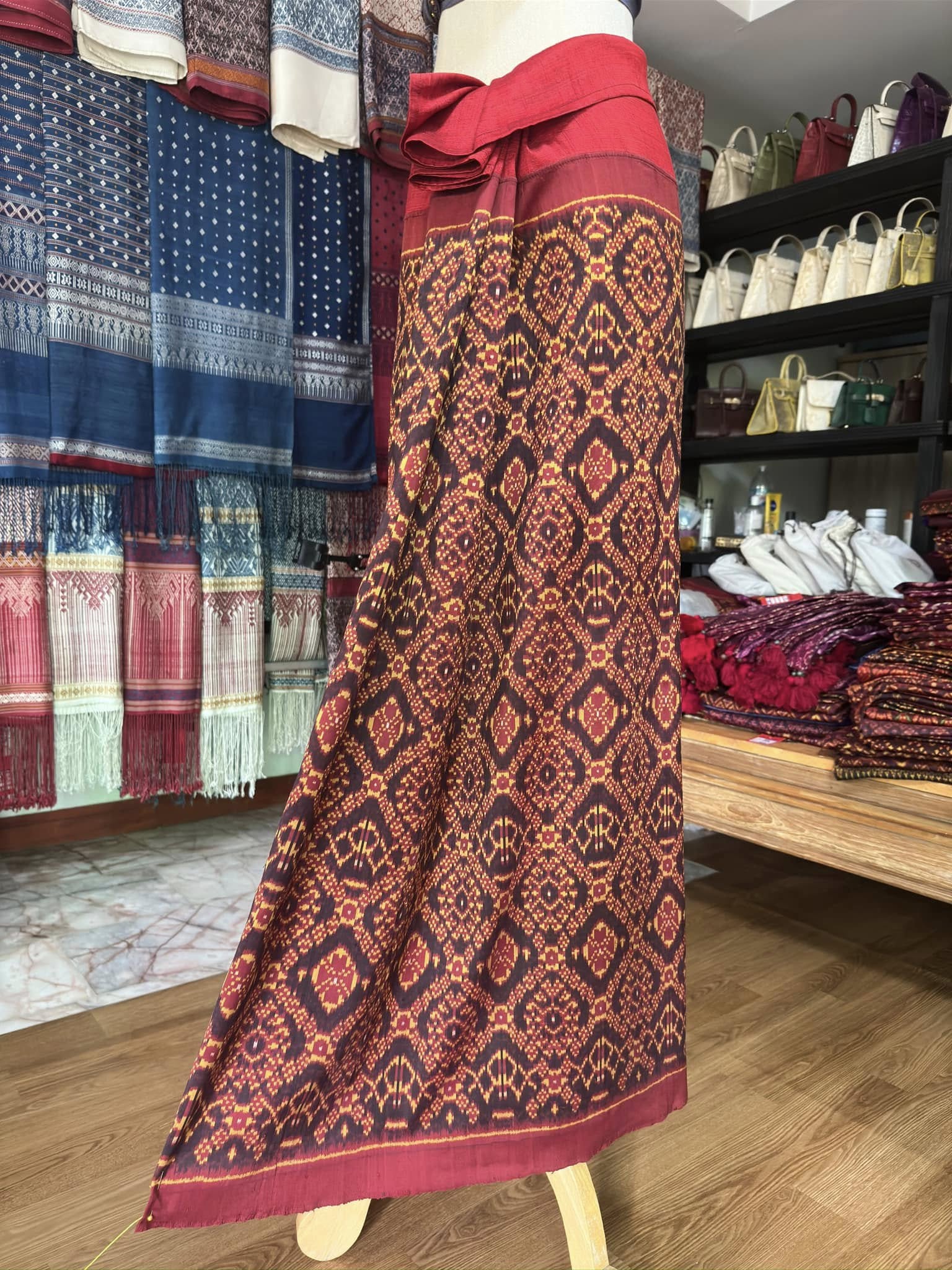 ซิ่น พระตะบอง ผ้าจามทอสามตะกอ ขนาด 115x150ซม พื้นสีแดง รหัส N9-SIL-AJ3