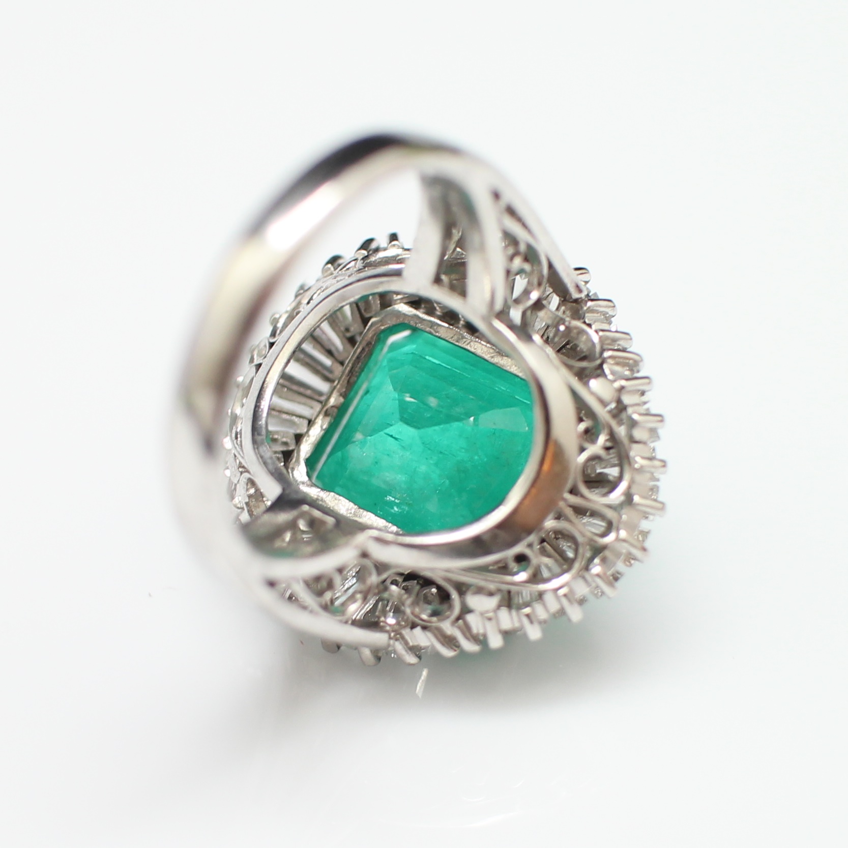 RG250226 แหวนมรกตโคลัมเบียล้อมเพชร มีใบเซอร์ มรกต 11.08 กะรัต เพชรแท้ 2.50 กะรัต เรือน PT900 นน.รวม 15.8 กรัม ขนาดแหวน 54