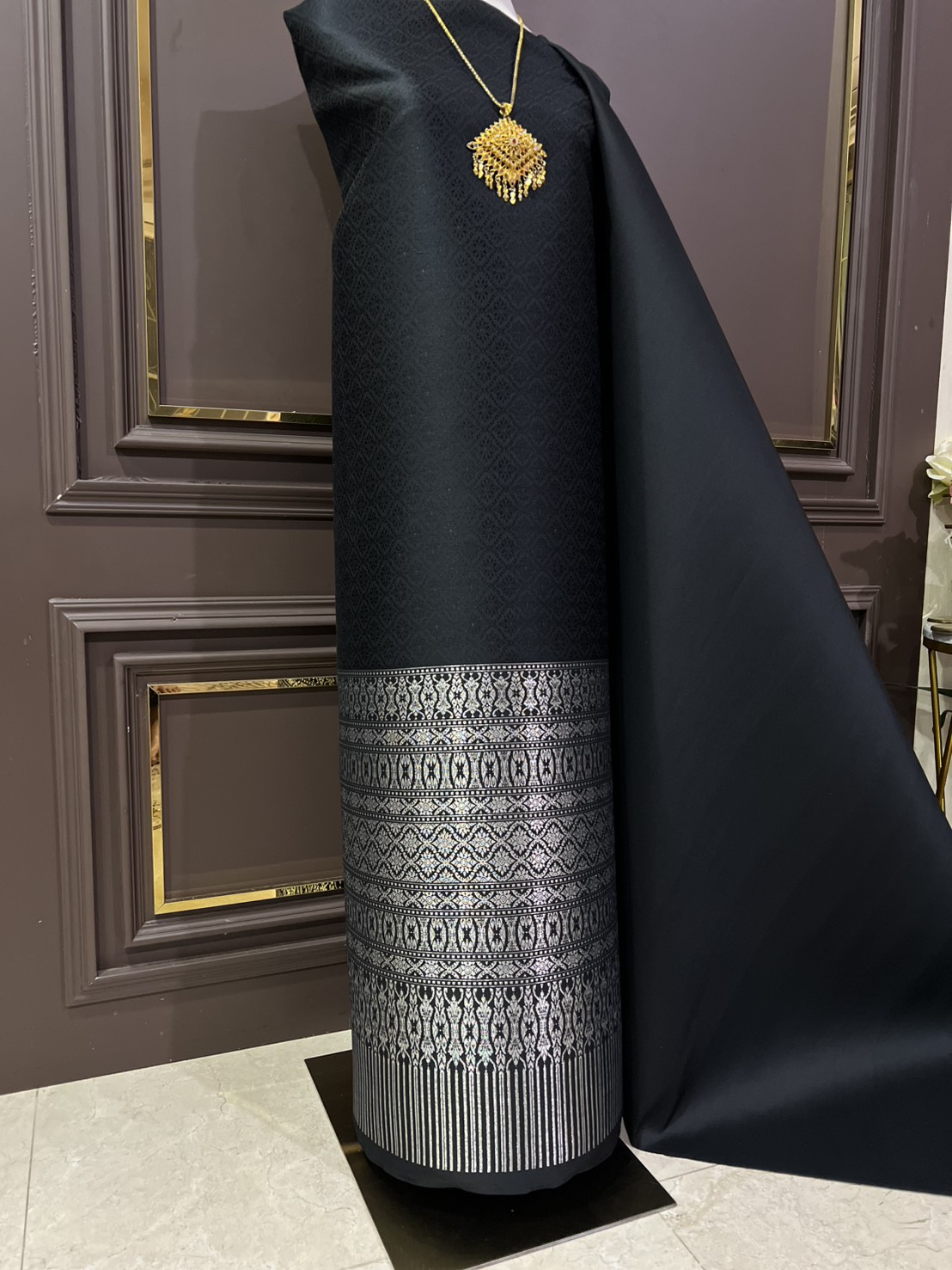 (ผ้าชุด)ผ้าไหมยกดอกลำพูน เกาะเชิงดิ้นเงิน ขนาด 1.02x4.42เมตร ลายแก้วกาหลง พื้นสีดำ รหัส N90-29-1127681