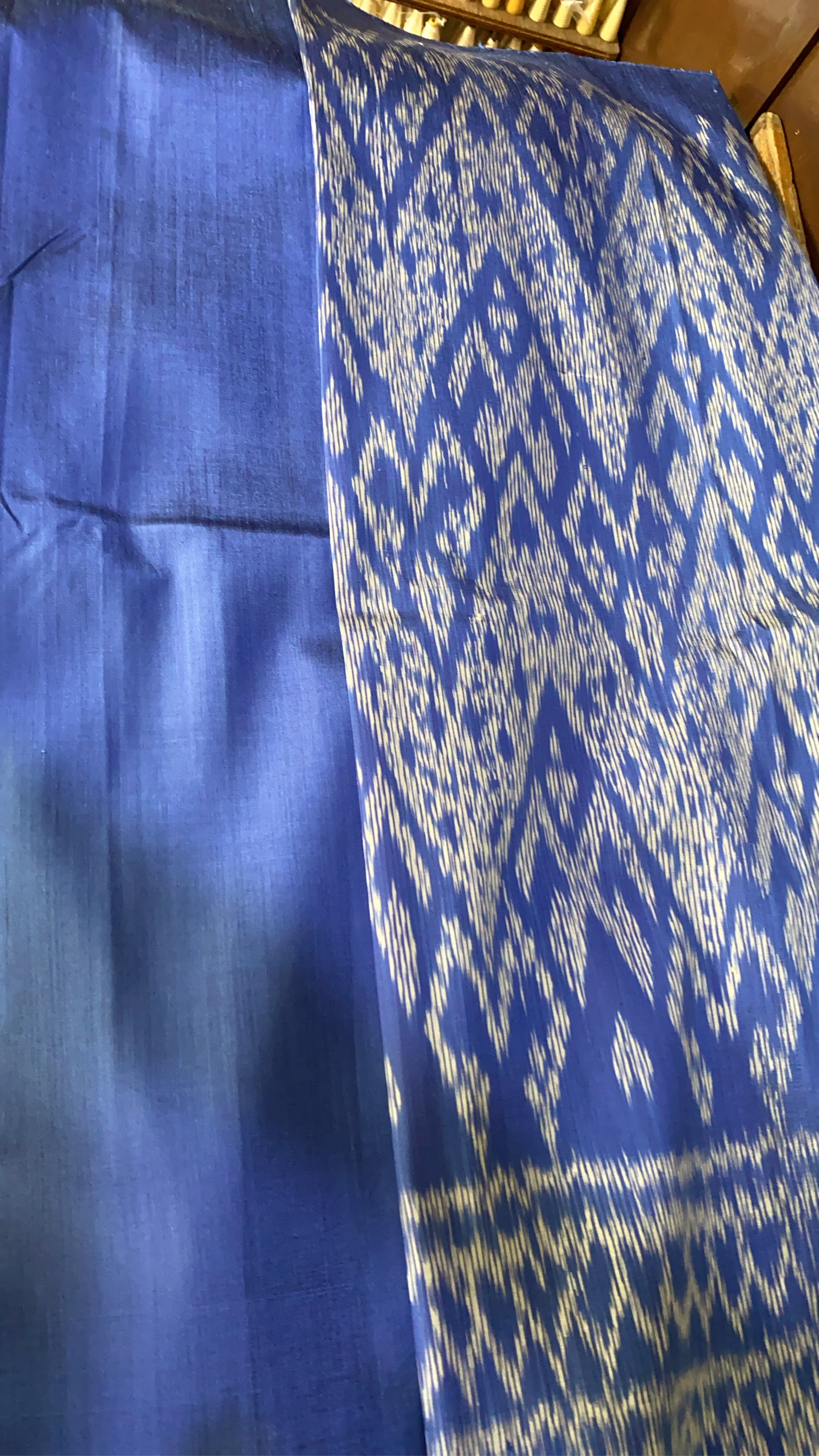 (ผ้าชุด)ไหมมัดหมี่ สองตะกอ ไหมบ้านแท้ (ผ้าลาย2หลา+สีพื้น2หลา) สีน้ำเงิน รหัส M2B-148-1127683