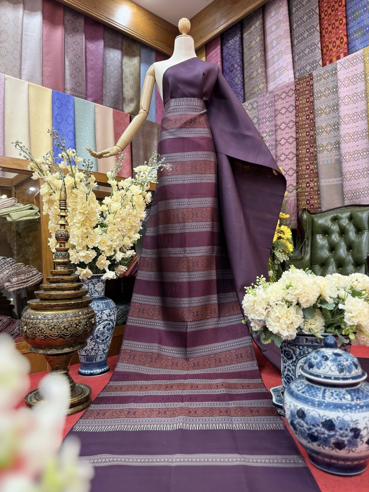 (ผ้าชุด)ไหมแพรวา ตัดชุดลายล่วงสามสี ขนาด 63x500ซม (ลาย 2.3เมตร+สีพื้น 2.7เมตร) สีม่วงเข้ม รหัส P10-BM-090568