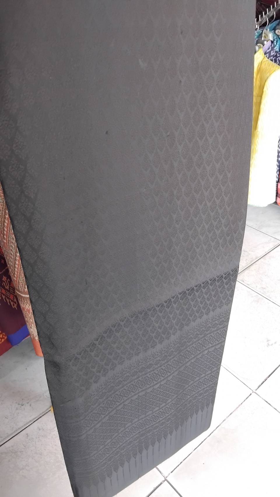 ซิ่น ผ้าไหมยกสุรินทร์ ขนาด 1x2เมตร สีดำสนิท รหัส N11-NY-1127684