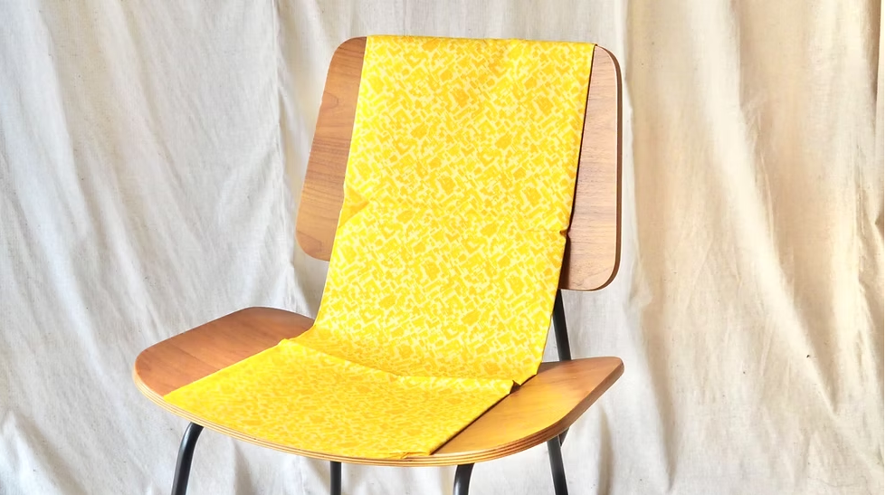 ผ้าไหมพิมพ์ลายไหม 2เส้น เนื้อเรียบ (ราคาต่อหลา) พื้นสีเหลือง รหัส A4-CT-103497