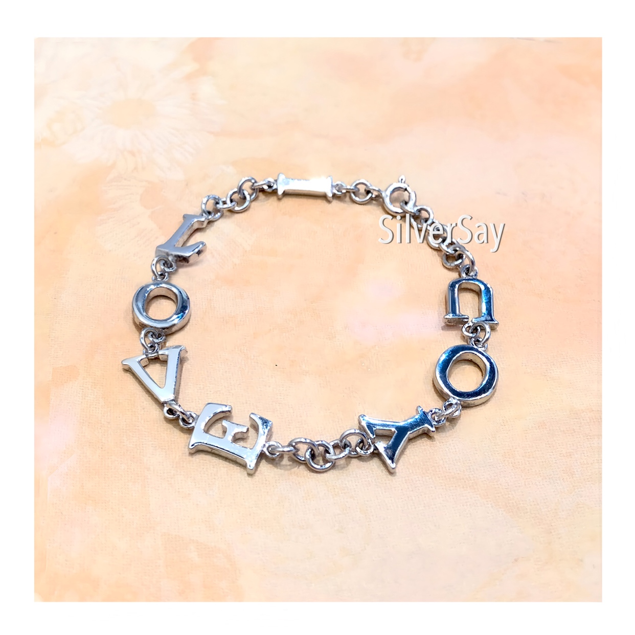 สร้อยข้อมือหัวใจตุ้งติ้งร้อยตัวอักษร I LOVE YOU