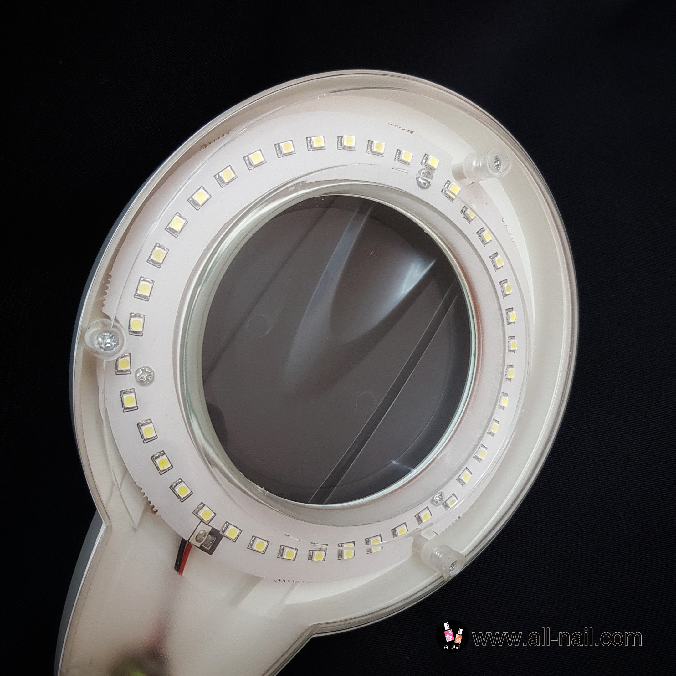 โคมไฟแบบตั้งโต๊ะ มีเลนส์ขยาย