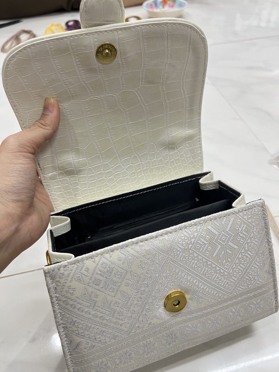 กระเป๋าถือ ไหมแพรวา พร้อมสายสะพาย ขนาด 8x6นิ้ว.พื้นสีขาว รหัส GLC-BM-042968