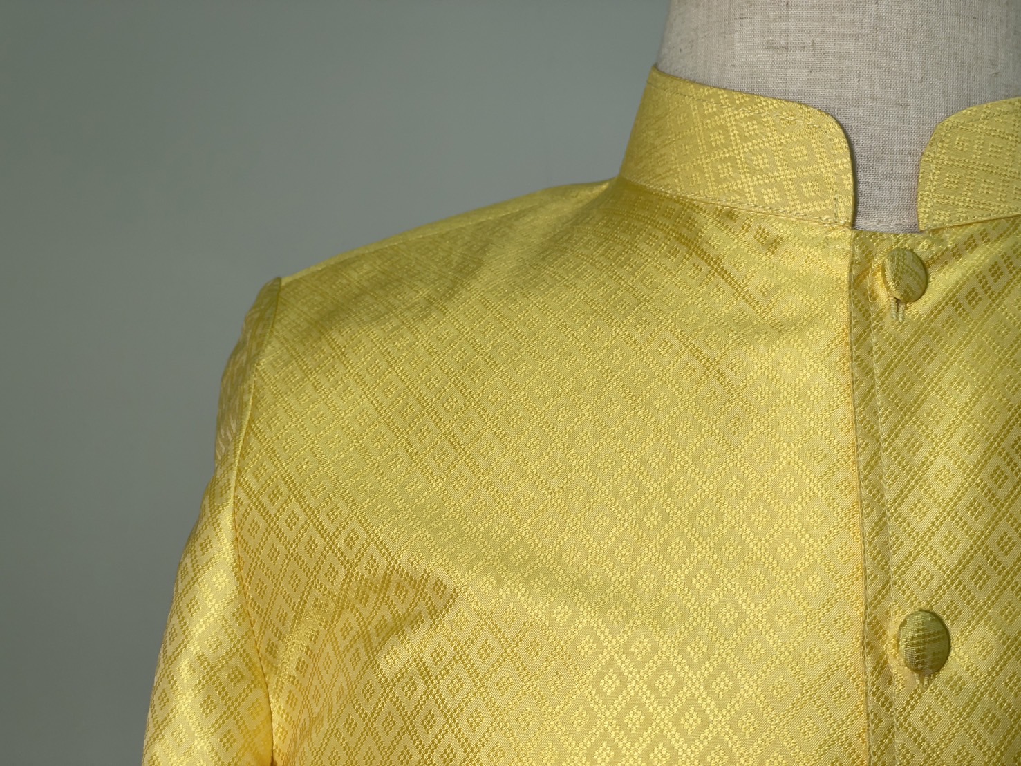 เสื้อสูทไหมคอพระราชทาน แขนยาว เนื้อยกดอก ไหมแท้ สีเหลือง Size M รหัส DM-AA-0122681