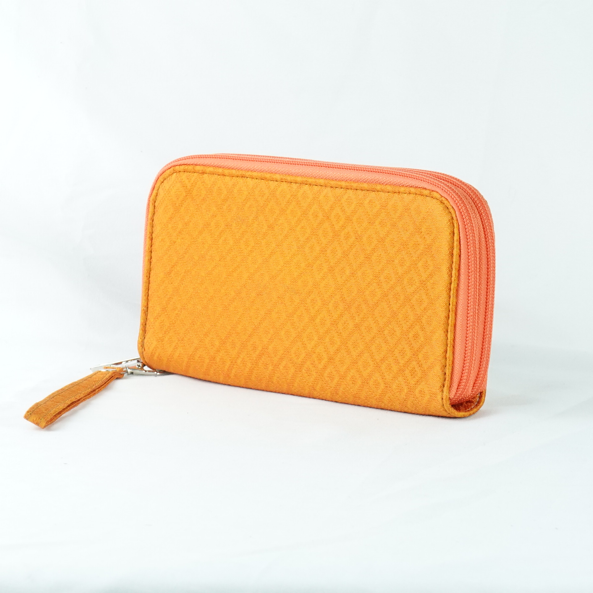 กระเป๋าเงินผ้าไหม ซิปรอบ2ซิป ขนาด 3x11x21ซม.พื้นสีเหลืองทอง รหัส GM-TT-060568170