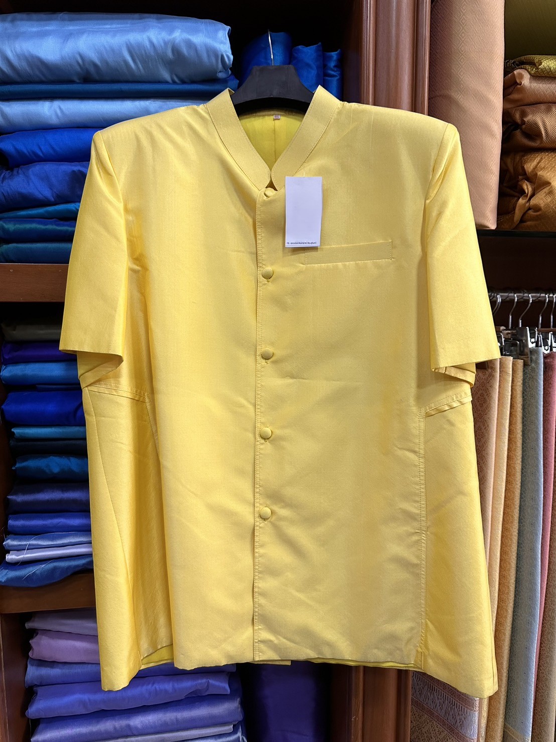 เสื้อสูทไหม แขนสั้น คอพระราชทาน เนื้อเรียบ สีเหลือง ไซส์ 2XL รหัส DS-AA-071467