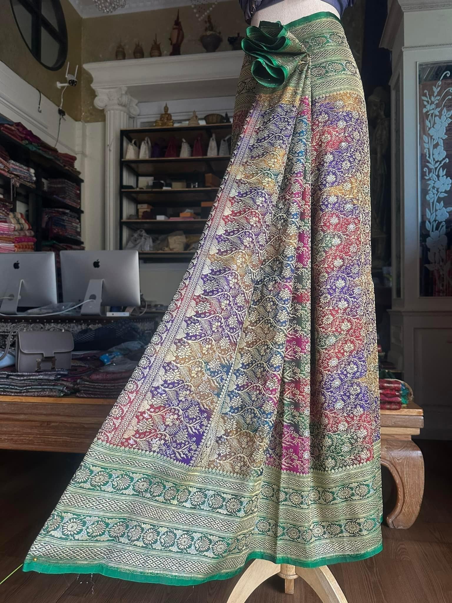 ซิ่น ผ้าปาโตล่า เส้นยืนไหมแท้ ขนาด 112x220ซม พื้นสีเขียว รหัส N9-SIL-1118660937