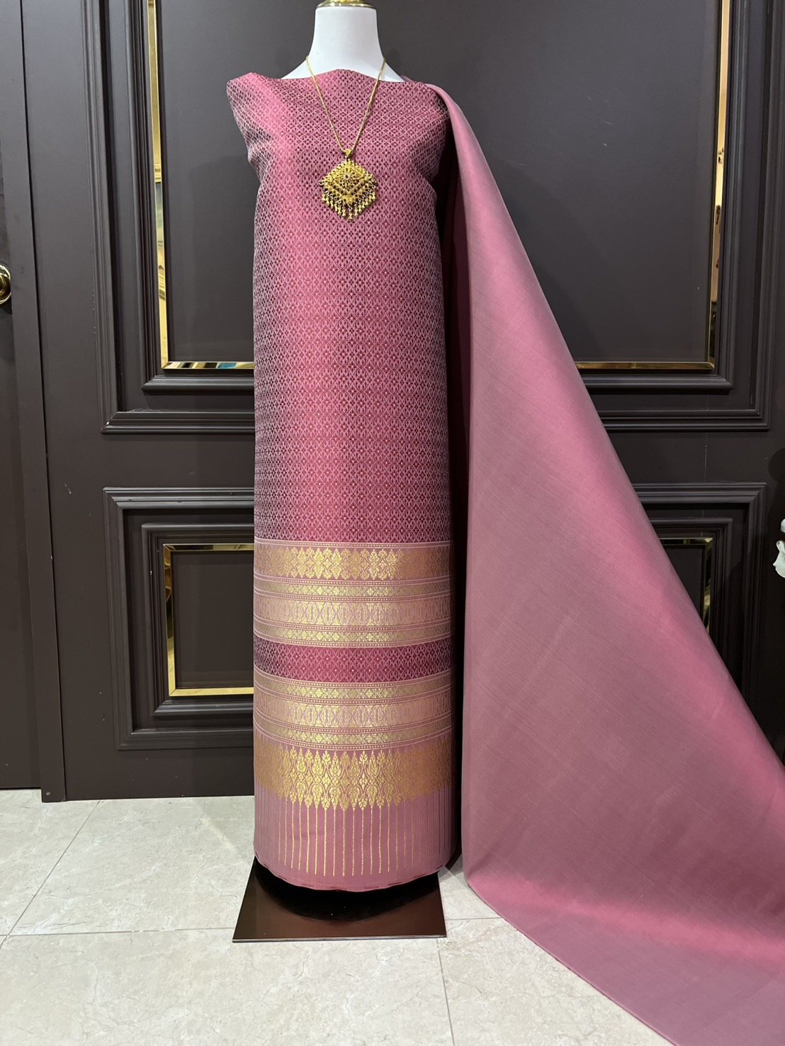 (ผ้าชุด)ผ้าไหมยกดอกลำพูน เกาะเชิงดิ้นทอง ขนาด 1.02x4.43 เมตร ลายพิกุลมงกฎ พื้นสีแดงปูนแห้ง รหัส N90-29-TR0507